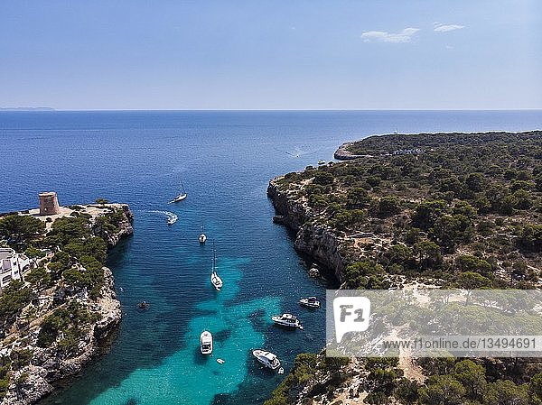 Drohnenaufnahme  Bucht Cala Pi  Felsenküste  Tore de Cala Pi  Gemeinde Llucmajor  Mallorca  Balearen  Spanien  Europa