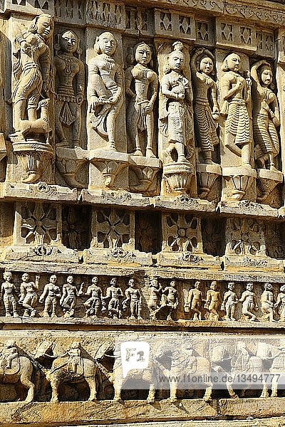 Fries mit weiblichen Kriegern im Jagdish-Tempel  Udaipur  Rajasthan  Indien  Asien