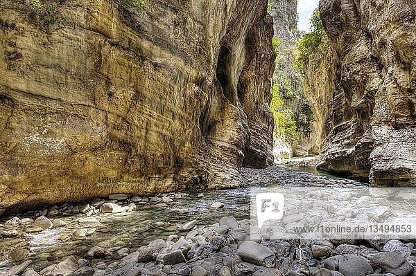 Lengarica-Schlucht  Fluss Lengaricë  bei Përmet  Nationalpark Hotova-Dangell  Gjirokastra  Gjirokastër  Albanien  Europa