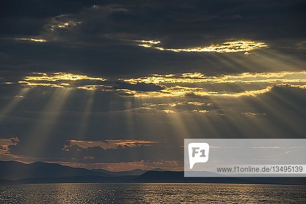 Sonnenstrahlen brechen durch die Wolkendecke über dem Amur in Wladiwostok Russland Europa