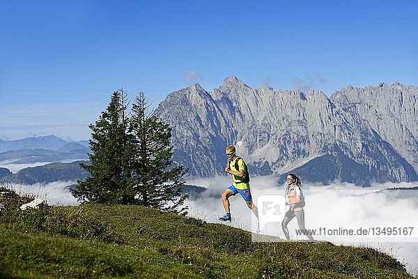 Wanderer  Trailrunning auf der Eggenalm  hinter dem Wilden Kaiser  Reit im Winkl  Oberbayern  Bayern  Deutschland  Europa