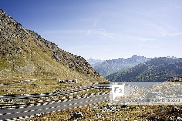 Straße zum Großen St. Bernhard-Pass  Col du Grand Saint-Bernard  Colle del Gran San Bernardo  Penninische Alpen  Walliser Alpen  Westliche Alpen  Italien  Europa