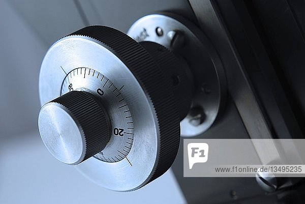 Aufnahme eines Mikroskops, Einstellrad, Detail, Emmendingen, Baden-Württemberg, Deutschland, Europa