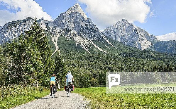 Two mountain bikers  on the cycle path Via Claudia Augusta  alpine crossing  at the back Sonnenspitze  mountain landscape  Tyrolean Alps  alpine crossing  near Ehrwald  Tyrol  Austria  Europe