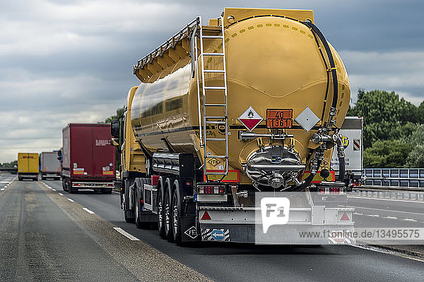 Spezialfahrzeug zum Transport von Flüssigkeiten auf der Autobahn  DÃ¼sseldorf  Nordrhein-Westfalen  Deutschland  Europa