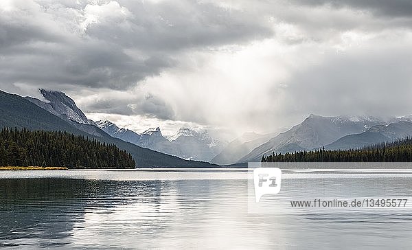Maligne Lake  hinter Bergkette Queen Elizabeth Ranges  bewölkter Himmel  Jasper National Park  Rocky Mountains  Alberta  Kanada  Nordamerika