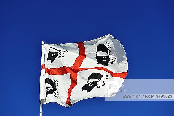 Wehende Flagge von Sardinien  vor blauem Himmel  Italien  Europa