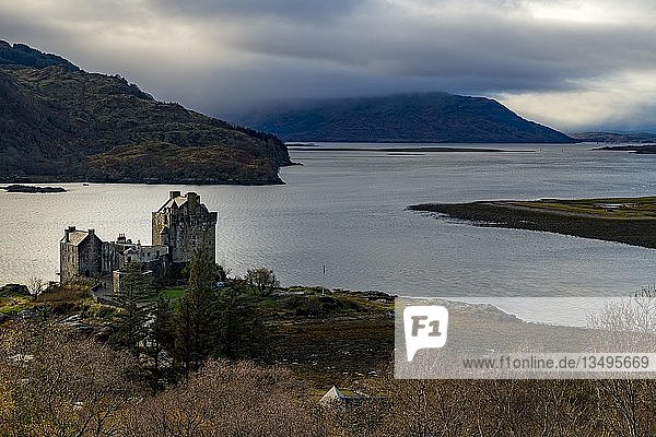 Eilean Donan Castle im Vordergrund mit Loch Duich im Hintergrund  westliche Highlands  Schottland  Vereinigtes Königreich  Europa