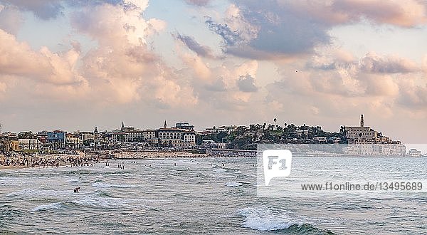 Blick über den Strand Alma Beach  Abendstimmung  hinter Tel-Aviv-Jaffa  Altstadt  Tel Aviv  Israel  Asien