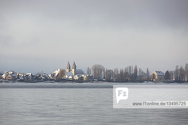 Winterstimmung Ausblick auf Reichenau mit Kirche Peter und Paul bei Schnee Insel Reichenau Baden-Württemberg Deutschland Europa