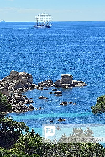 Palombaggia Strand mit türkisblauem Meer und Segelschiff  Porto Vecchio  Departement Corse-du-Sud  Korsika  Frankreich  Europa