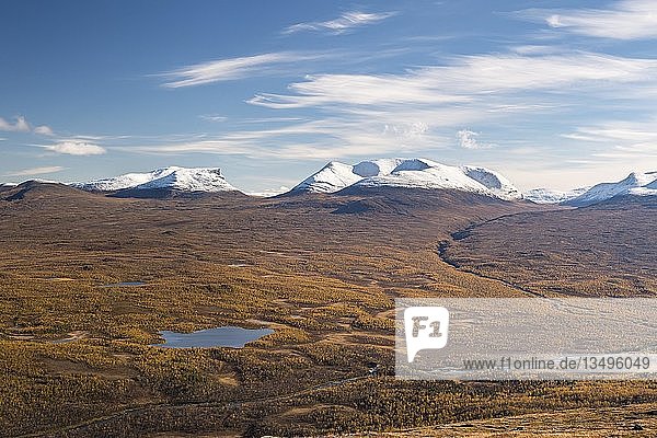 Blick vom Gipfel des Berges Nuolja über den herbstlichen Abisko-Nationalpark  Gebirgsgruppe Lapporten  Norrbotten  Lappland  Schweden  Europa
