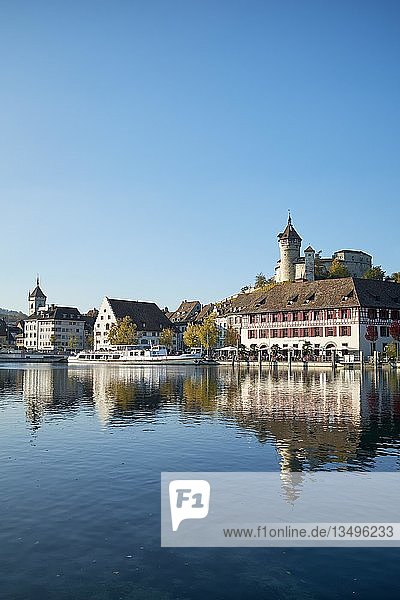 Blick über den Rhein auf die Altstadt und die Festung Munot  Kanton Schaffhausen  Schweiz  Europa