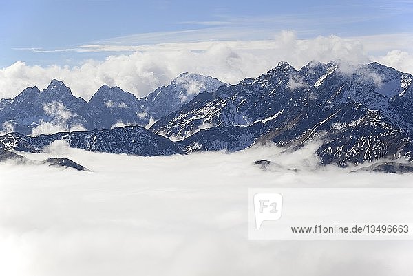 Blick von der GroÃŸglockner-HochalpenstraÃŸe am Hochtor auf die Schobergruppe  hÃ¶chster Berg Petzeck 3283 m  mit Nebel und tiefen Wolken  Nationalpark Hohe Tauern  KÃ?rnten  Ã-sterreich  Europa