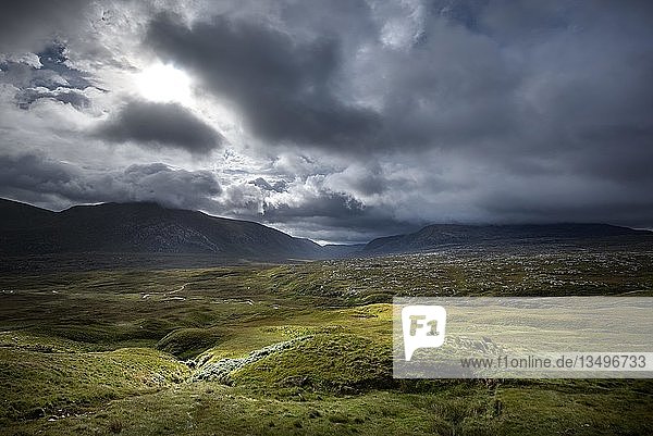 Dunkle Wolkenstimmung in den schottischen Highlands  Sutherland  Schottland  Vereinigtes Königreich  Europa