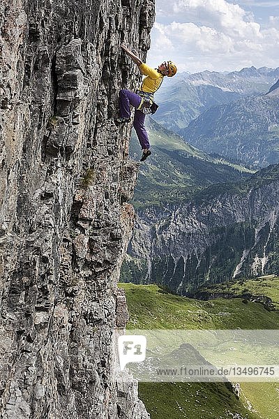 Eine Frau klettert eine senkrechte Felswand hoch  Schwierigkeitsgrad 6  Angererkopf  Mindelheimer Hütte  Allgäuer Alpen  Bayern  Deutschland  Europa