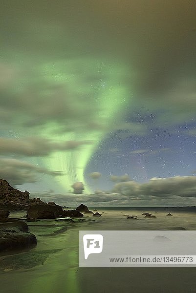 Nordlichter  Aurora Borealis über dem Strand von Utakleiv  Lofoten  Norwegen  Europa