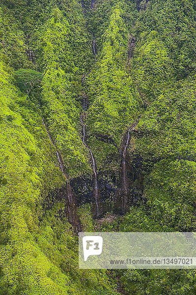 Luftaufnahme eines Wasserfalls im Inneren von Kauai  Hawaii  USA  Nordamerika