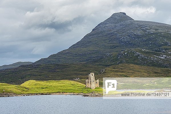 Ruinen von Ardvreck Castle auf einer Halbinsel im See von Loch Assynt  vor dem 764 m hohen Berg Spidean Coinich  Sutherland  Schottisches Hochland  Schottland  Vereinigtes Königreich  Europa