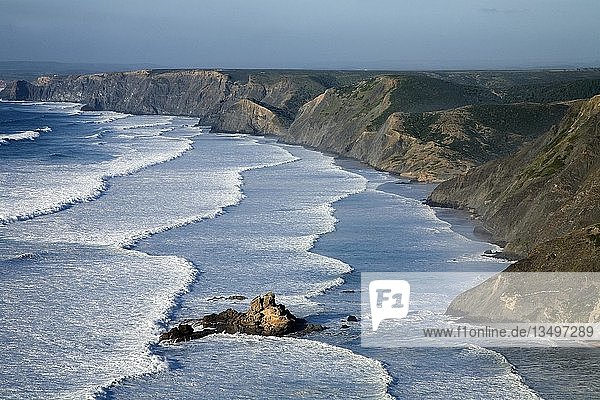 Wellen am Strand an der Steilküste  Blick von Torre de Aspa nach Praia do Castelejo  Algarve  Portugal  Europa