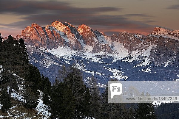 Geislerspitzen im Abendlicht im Winter  Seiser Alm  Südtirol  Italien  Europa