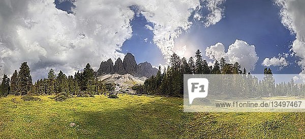 360 Â° Panoramablick auf Adolf-Munkel-Weg  Geisler-Massiv  Villnösstal  Geisler-Gruppe  Dolomiten  Provinz Bozen  Italien  Europa
