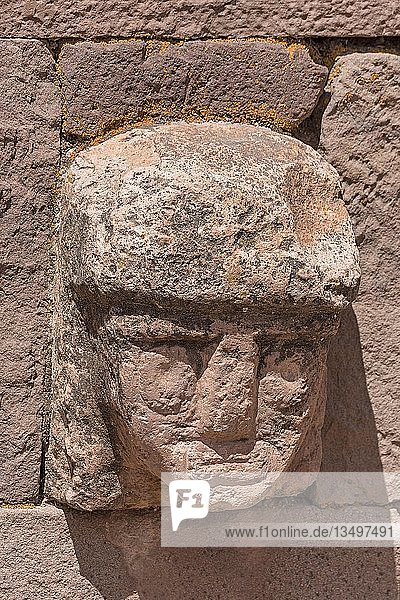 Steinkopf in der Wand des Kalasasaya-Tempels (Ort der stehenden Steine) mit Monolithen aus der Prä-Inka-Zeit  UNESCO-Weltkulturerbe  Tiahuanaco  Bolivien  Südamerika
