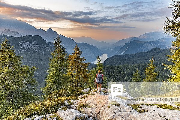 Wanderer betrachtet Bergpanorama  Blick auf KÃ¶nigssee vom Feldkogel  links Watzmann SÃ¼dspitze und Watzmann-Kinder  rechts Funtenseetauern  Sonnenuntergang  Nationalpark Berchtesgaden  Berchtesgadener Land  Oberbayern  Bayern  Deutschland  Europa
