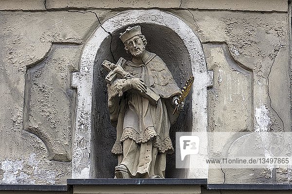 Skulptur des Heiligen Nepomuk in einer Nische eines Bürgerhauses  Bamberg  Oberfranken  Bayern  Deutschland  Europa