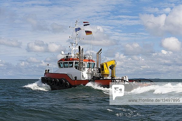 Hochseeschlepper auf dem offenen Meer  Deutschland  Europa