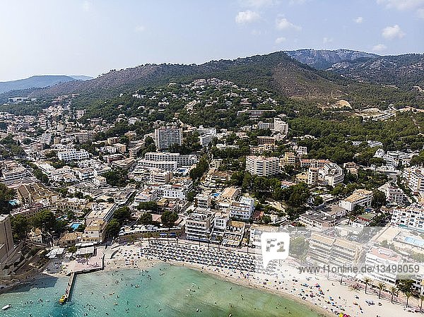 Drohnenaufnahme  Hotels und Strand  Bucht von Peguera  Costa de la Calma  Region Calvia  Mallorca  Balearische Inseln  Spanien  Europa