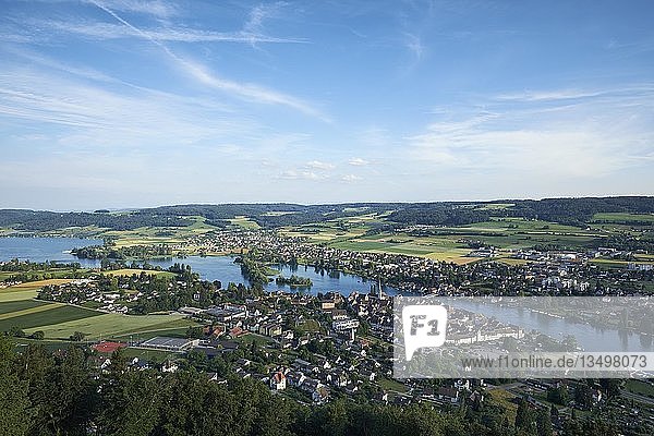 Blick über den Rhein zum Bodensee mit der Stadt Stein am Rhein  Kanton Schaffhausen  Schweiz  Europa