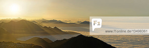 Sonnenuntergang aus dem Nebelmeer herausragende Gipfel des Alpenvorlandes Benediktenwand bei Garmisch-Partenkirchen Bayern Deutsch