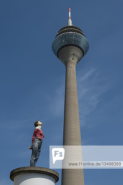 Skulptur einer Frauenfigur betrachtet von unten den Rhein-Turm Düsseldorf Nordrhein-Westfalen Deutschland Europa