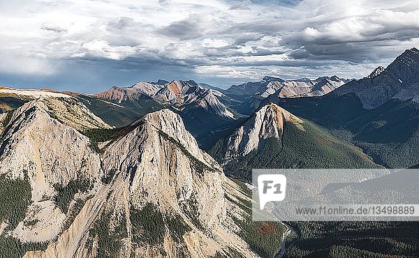 Panoramablick auf Berglandschaft  Gipfel mit orangefarbenen Schwefelablagerungen  unberührte Natur  Schwefelsilhouette  Jasper National Park  British Columbia  Kanada  Nordamerika