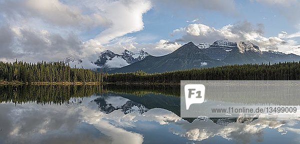 Herbert Lake  lake with reflection of the Bow Range  Banff National Park  Canadian Rocky Mountains  Alberta  Canada  North America
