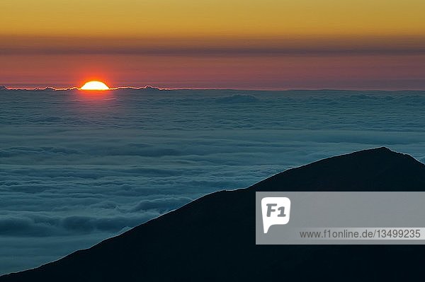Sonnenaufgang auf dem Gipfel des Haleakala Nationalparks  Maui  Hawaii  USA  Nordamerika