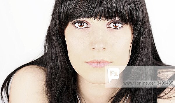 Porträt einer jungen Frau mit großen Augen und dunklem Haar