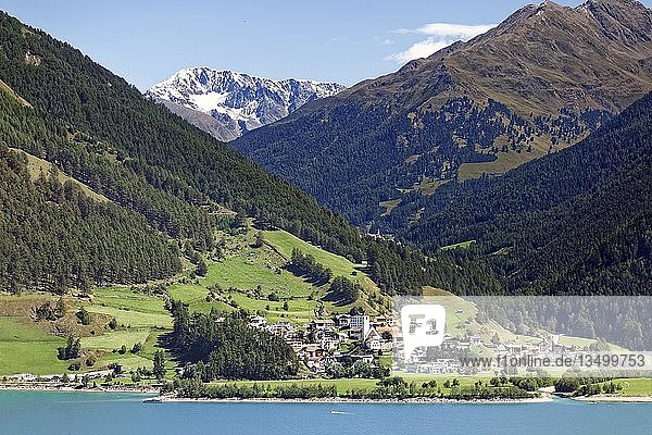 Graun am Reschenpass  Reschensee  Stausee  hinter Hintere Karlesspitze 3143m  Vinschgau  Trentino-Südtirol  Italien  Europa