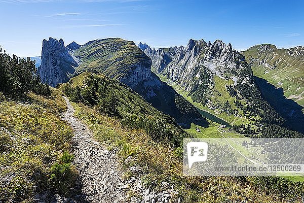 Blick auf den Gipfelgrat der Kreuzberge vom geologischen Höhenweg aus gesehen  rechts unten der Fühlensee  Kanton Appenzell Innerrhoden  Schweiz  Europa