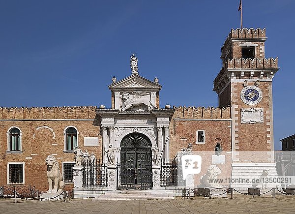 Gebäude des venezianischen Arsenals mit dem Uhrenturm des Wassertors Porta Magna  Platz Campo de l'Arsenale  Stadtteil Castello  Venedig  Venetien  Italien  Europa