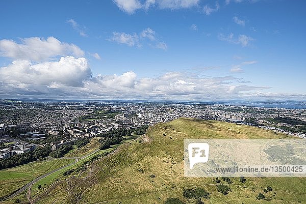 Blick über die Klippen von Salisbury Crags auf die Stadt Edinburgh von Arthur's Seat  Schottland  Vereinigtes Königreich  Europa