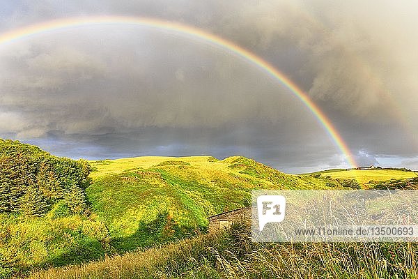 Doppelter Regenbogen über der Landschaft  in der Nähe von Pennan  Aberdeenshire  Schottland  Großbritannien