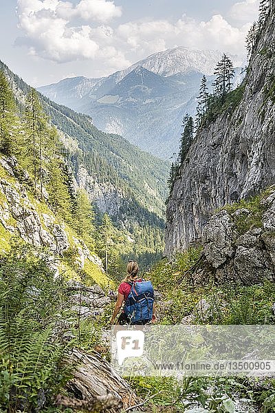 Wanderin auf einem Wanderweg  Blick auf Berge  Saugasse  Wanderweg zum KÃ¶nigssee und KÃ¤rlinger Haus  Nationalpark Berchtesgaden  Bayern  Deutschland  Europa