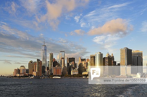 Südspitze von Manhattan mit dem One World Trade Center  East River  New York City  USA  Nordamerika