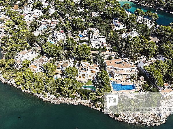 Luftaufnahme Bucht Cala Ferrera mit Häusern und Villen Küste von Cala D' or Mallorca Balearen Spanien Europa