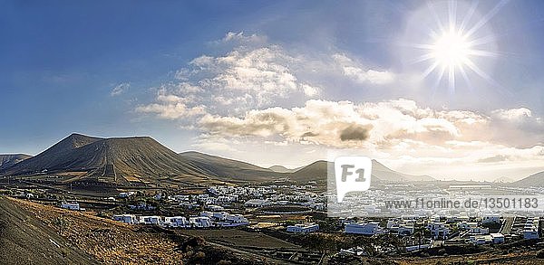 Blick auf Uga  umgeben von Vulkankegeln  La Geria  Lanzarote  Kanarische Inseln  Spanien  Europa
