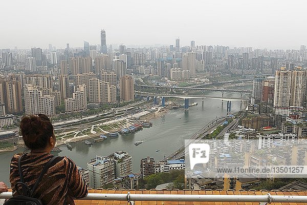 Frau mit Blick auf die Wolkenkratzer der Stadt  Chongqing  Provinz Chongqing  China  Asien