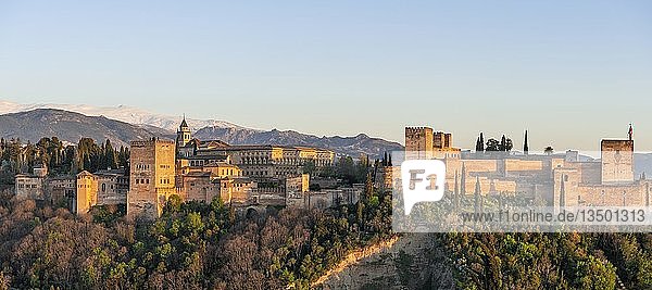 Blick auf Alhambra im Abendlicht maurische Stadtburg Nasriden-Paläste Palast Karl des Fünften Sabikah-Hügel Granada Andalusien Spanien Europa