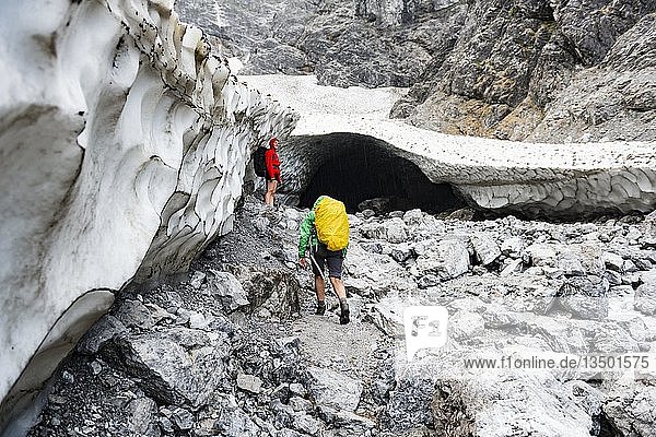 Zwei Wanderer an der Eiskapelle  Gletschermund  Gletscherzunge an der Watzmann Ostwand  Nationalpark Berchtesgaden  Watzmann  KÃ¶nigssee  Bayern  Deutschland  Europa